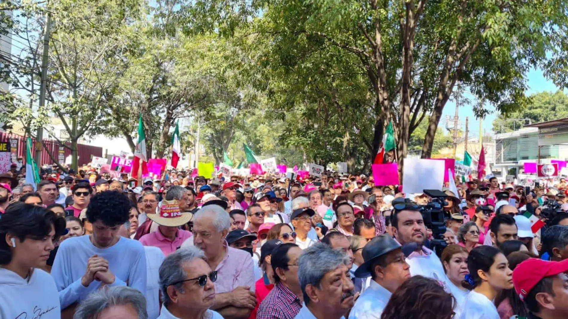 Sigue la manifestación